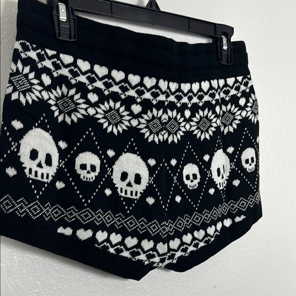 Hot Topic Black and White Skull Patterned Women Shorts - Picture 7 of 7